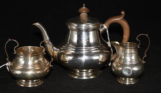 A George V silver three-piece tea service, by Wilmot Manufacturing Co, Birmingham, 1923/4, gross 18 oz.